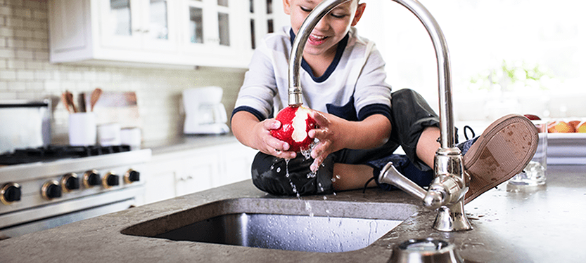 boy_washing_apple